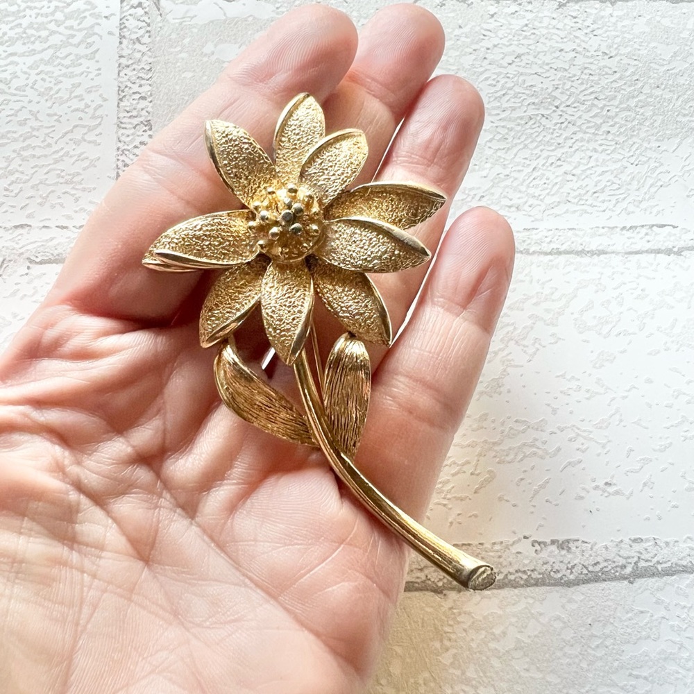 Vintage 60s Gold Mechanical Flower Brooch Moveable Daisy Petal Statement Pin - Picture 5 of 5